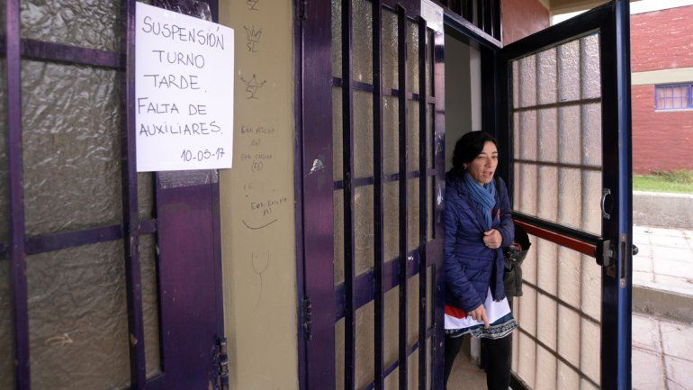 En algunas escuelas se turnan para poder dar clases.