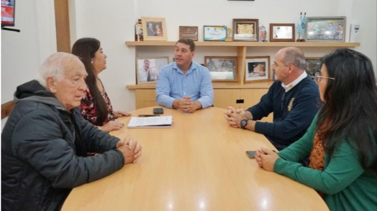 Representantes de la Asociaci&oacute;n de Bomberos Voluntarios de Rawson con el intendente Dami&aacute;n Bliss.