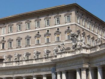 Epstein aparece en los correos publicados, donde analiza junto a terceros los movimientos internos del Banco Vaticano.