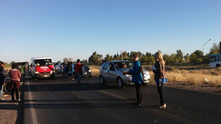 Trabajadoras de Textil Neuquén hacen una volanteada en la Ruta 7