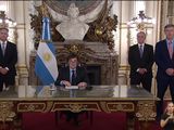 Javier Milei junto a parte de su equipo económico encabezado por Luis Caputo y Santiago Bausili.