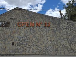 La nota fue encontrada en uno de los baños de la escuela. La nota fue encontrada en uno de los baños de la escuela.