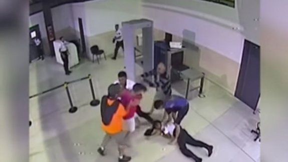 Batalla campal en pleno aeropuerto de Ezeiza