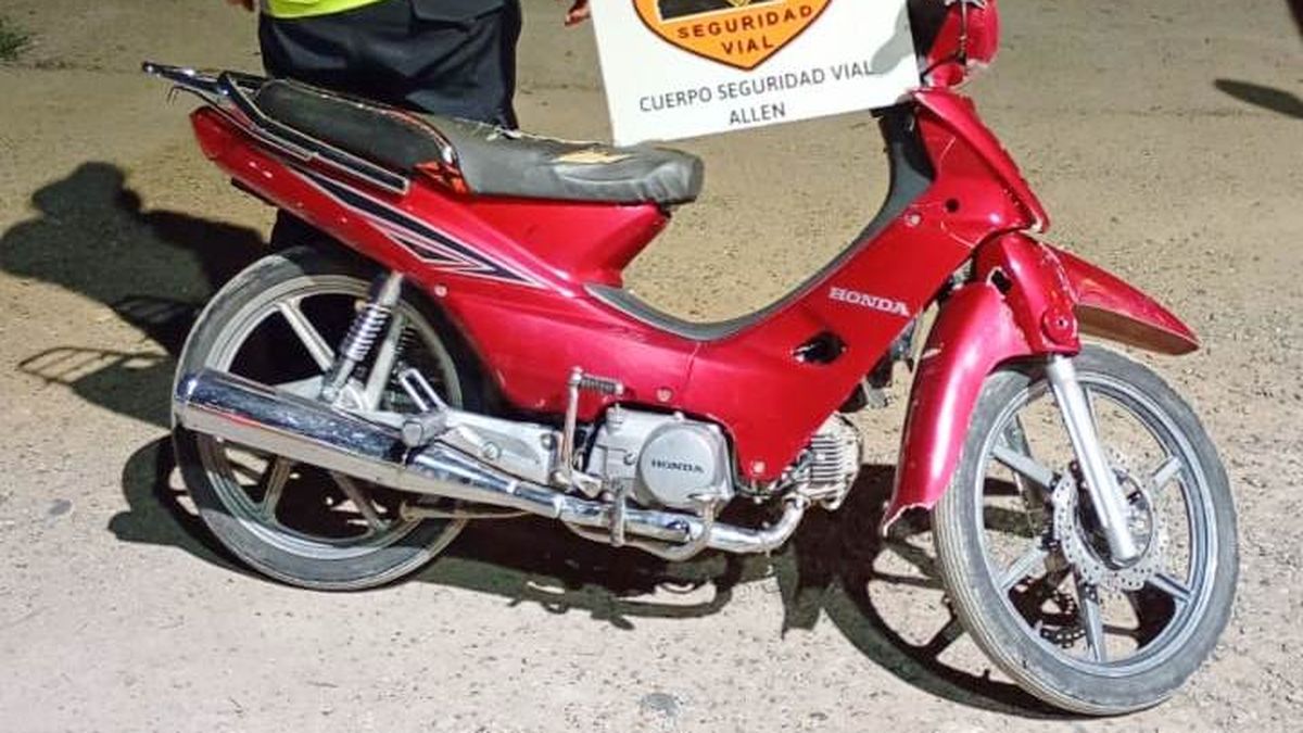 Dos neuquinos fueron interceptados en Allen durante el traslado de una moto robada en Roca.