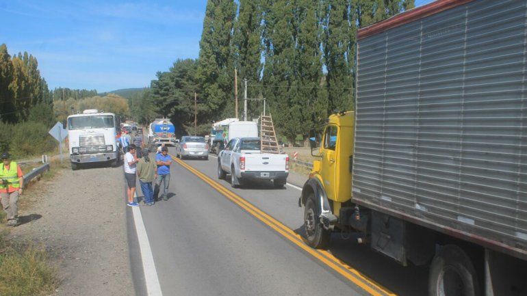 Camioneros de Corfone cortan la Ruta 40 en protesta por el Operativo Leña