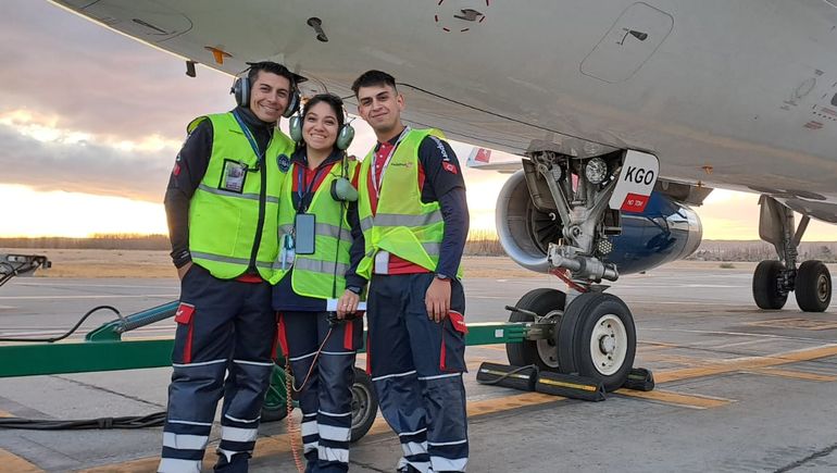 Marina junto a sus compañeros del Aeropuerto. Marina junto a sus compañeros del Aeropuerto.
