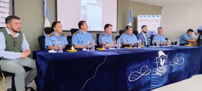 El acto de apertura de las jornadas de capacitación en Ciberdelitos organizada por la Policía neuquina. El acto de apertura de las jornadas de capacitación en Ciberdelitos organizada por la Policía neuquina.