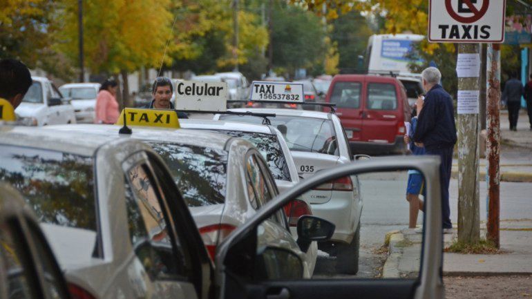 Un taxista apuñaló a otro tras pelear por un lugar en la parada