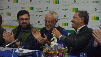 El intendente Andrés Peressini y el presidente de CALF, Carlos Ciapponi, ayer en la firma del convenio.