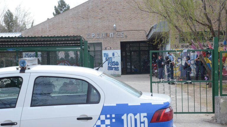 La Policía y el SIEN en la puerta del CPEM 25 del barrio Mercantiles.