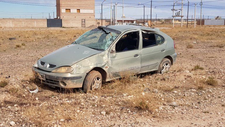 Robó un auto, volcó y escapó corriendo en la meseta