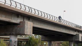 Como pirañas: cayó uno de los ladrones que acechaba en el puente carretero