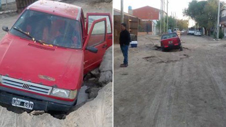 Salió con su auto para ir a trabajar y terminó adentro de un pozo