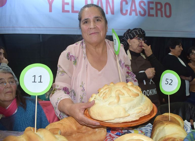 Alba Rosa Guerrero vive hace 44 años en Las Ovejas y deslumbró con sus panes caseros en forma de ovnis. Alba Rosa Guerrero vive hace 44 años en Las Ovejas y deslumbró con sus panes caseros en forma de ovnis.