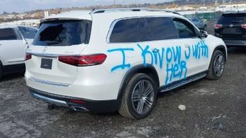 Vidrios rotos y un mensaje intimidante en la carrocería de este Mercedes-Benz GLS bastaron para que la aseguradora declarara al siniestro como destrucción total. Foto: IAA Vidrios rotos y un mensaje intimidante en la carrocería de este Mercedes-Benz GLS bastaron para que la aseguradora declarara al siniestro como destrucción total. Foto: IAA