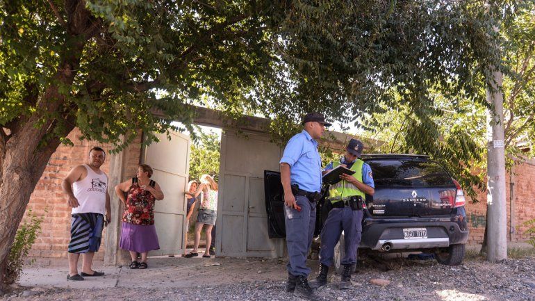 La Policía rodea al Sandero tras detener a dos de los delincuentes.