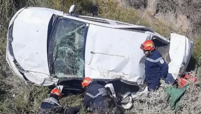 Murió un turista chileno tras desbarrancar su auto