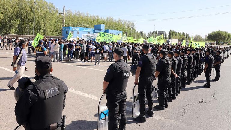 El escuadrón antipiquete evitó el corte de los puentes carreteros / Foto