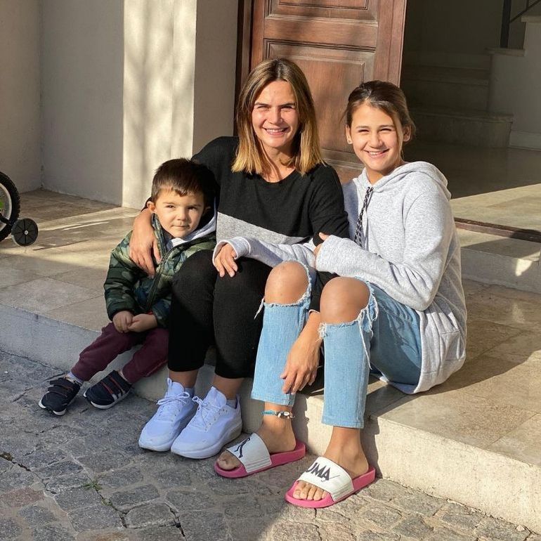 Amalia con sus dos hijos, Roque Squarzon y Uma Fabbiani