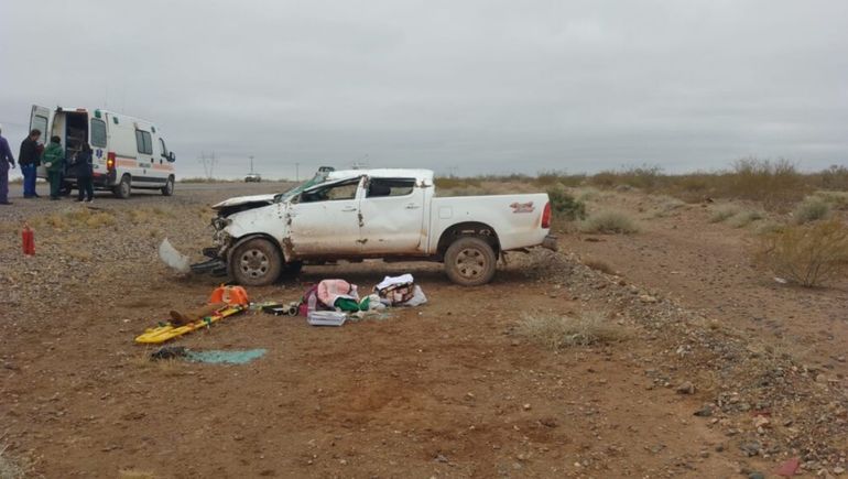 Se quedaron sin frenos, volcaron y se salvaron de milagro