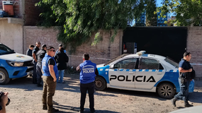 El trabajo de la División Homicidios y Criminalística en la Distribuidora donde se cometió el asesinato se extendió desde la madrugada hasta la tarde. | LM Neuquen El trabajo de la División Homicidios y Criminalística en la Distribuidora donde se cometió el asesinato se extendió desde la madrugada hasta la tarde.