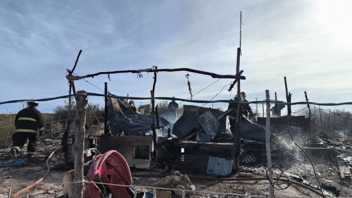 El fuego arrasó la precaria vivienda erigida en un sector descampado. En su interior los bomberos encontraron un cadáver.&nbsp;