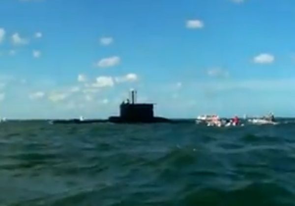 Un submarino emergió en medio de una regata en Mar del Plata