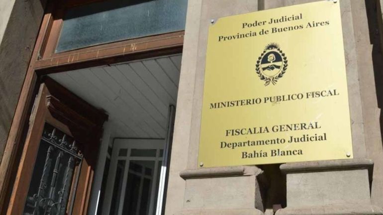 Acusan a policía de violar a un hombre bajo amenaza