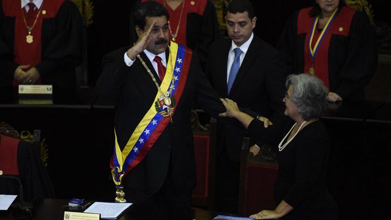 Maduro cierra la embajada en Washington y responsabiliza al presidente de EE.UU. por intentar desestabilizarlo. 