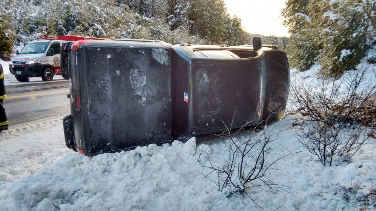 La camioneta quedó sobre la nieve recostada sobre el lateral derecho.