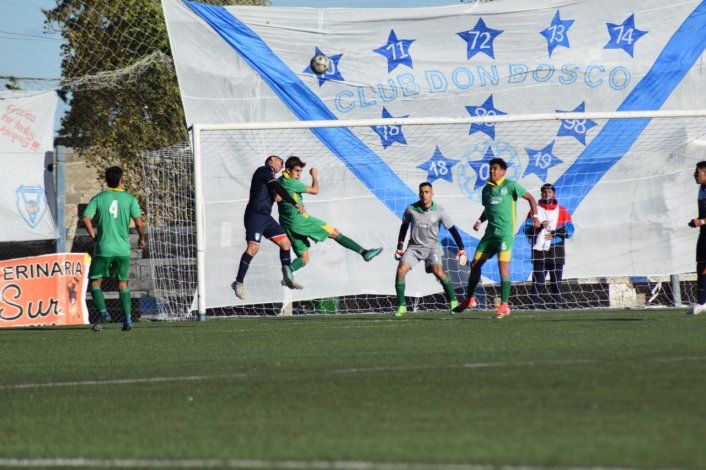 El Barrio manda en Zapala. Goleó al Canario (Foto Fernando Morán)