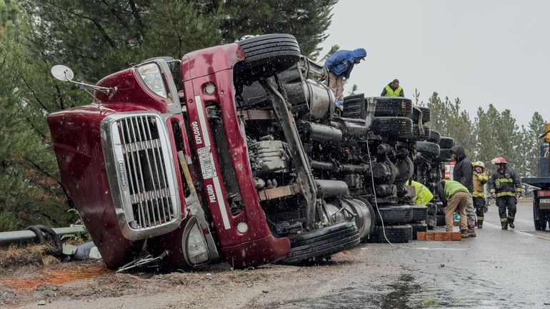 Volcó un camión en la curva Pío Proto y obligó a cortar la Ruta 40