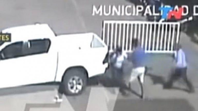 El comerciante pasó en rojo con su camioneta y después agredió a la joven.