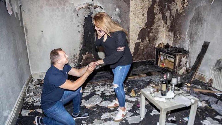 Le propuso casamiento con velas y quemó la casa