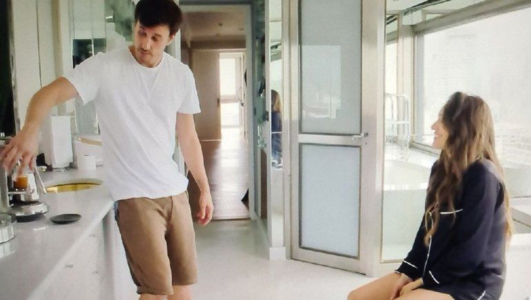 Pampita se hizo cargo y habló del particular objeto que tiene en su baño