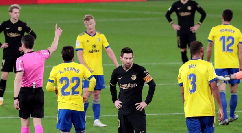 La bronca de Messi por la tarea de sus compañeros en defensa.