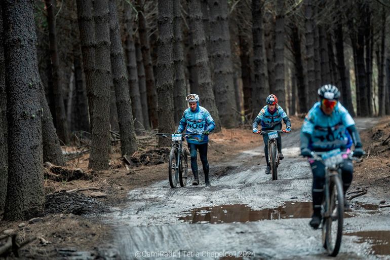 La competencia comienza por el descenso del cerro en esquíes y continúa con una travesía de montain bike. La competencia comienza por el descenso del cerro en esquíes y continúa con una travesía de montain bike.