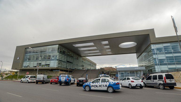 Una joven denunció que un amigo y un policía la violaron