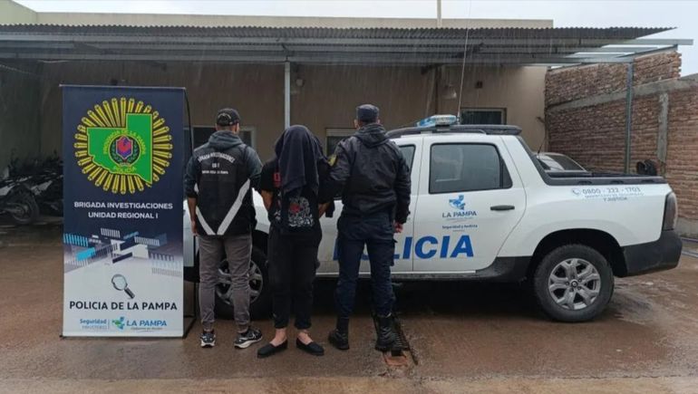 El estafador había sido detenido por la Policía de La Pampa el 10 de abril, poco después de que le hizo el cuento del tío a dos vícitmas en menos de 24 horas. El estafador había sido detenido por la Policía de La Pampa el 10 de abril, poco después de que le hizo el cuento del tío a dos vícitmas en menos de 24 horas.