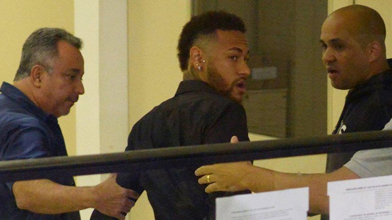 Las primeras imágenes de Neymar en la comisaría