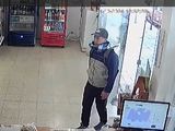 El ladrón entró con un puñal, pero una empleada le mostró un cuchillo más grande y escapó. 