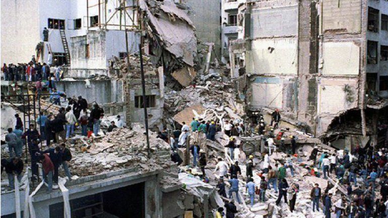 El atentado a la AMIA dejó un saldo de 85 muertos.