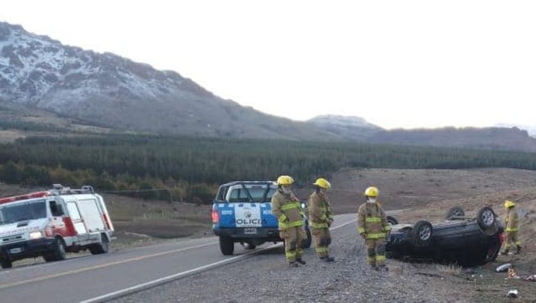Perdió el control de su camioneta, despistó y volcó: está herido