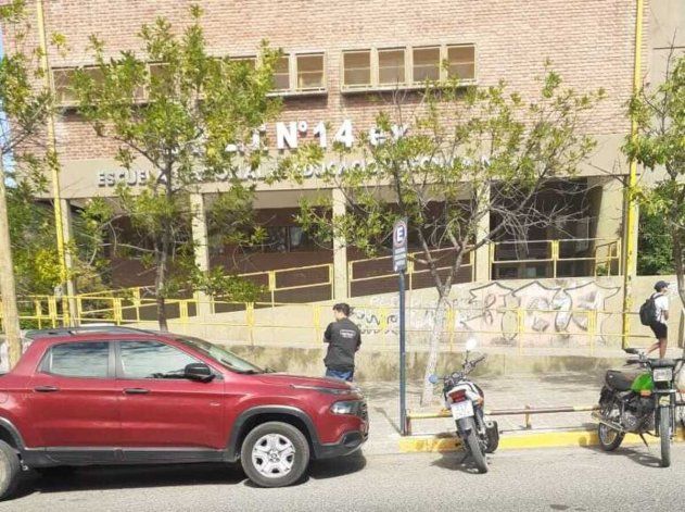 Familias encerraron a la profesora de química de la EPET 14 porque desaprobó a varios estudiantes. Familias encerraron a la profesora de química de la EPET 14 porque desaprobó a varios estudiantes.