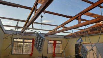 La vicedirectoria y el presidente de la cooperadora de la secundaria de Chubut contaron que el viento dejó al descubierto, también, la precariedad de los materiales usados en una obra de 2017. La vicedirectoria y el presidente de la cooperadora de la secundaria de Chubut contaron que el viento dejó al descubierto, también, la precariedad de los materiales usados en una obra de 2017.