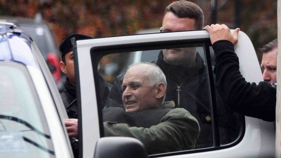 Carlos Eduardo Robledo Puch, ayer, al ser trasladado para realizarse estudios médicos.