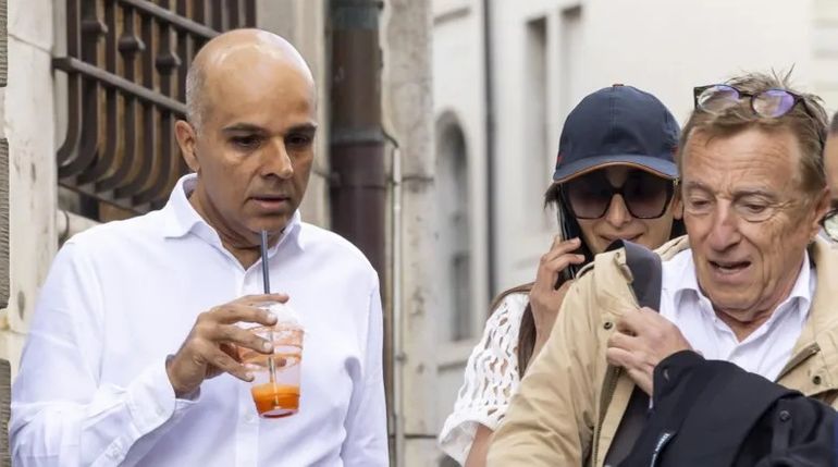 Ajay Hinduja y su esposa Namrata, con su abogado, al llegar a los tribunales de Ginebra. Ajay Hinduja y su esposa Namrata, con su abogado, al llegar a los tribunales de Ginebra.