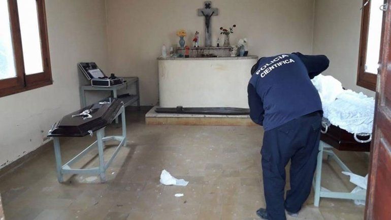 La mujer falleció el lunes y sus restos iban a ser velados en la capilla del cementerio de Carmen de Patagones. Alguien los habría ultrajado.