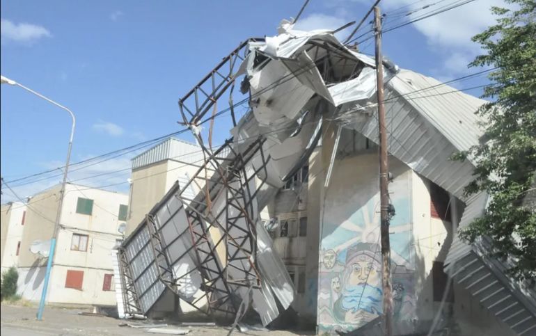 El temporal de viento que azotó a Comodoro Rivadavia el 17 de Ocutbre voló un tinglado en el barrio Las 1008. El temporal de viento que azotó a Comodoro Rivadavia el 17 de Ocutbre voló un tinglado en el barrio Las 1008.