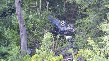 una camioneta cayo por un barranco camino a quila quina: dos personas heridas una camioneta cayo por un barranco camino a quila quina: dos personas heridas